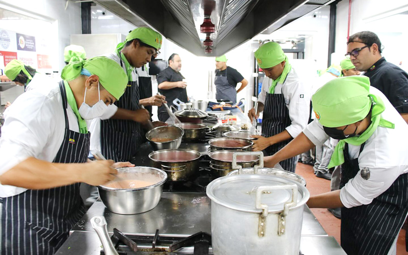  Estudiantes de Gastronomía conmemoran la Independencia de Guayaquil con una Fiesta de Sabores.