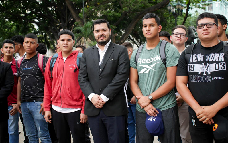 Estudiantes y docentes del ITB rinden homenaje en el Día del Escudo Nacional del Ecuador.