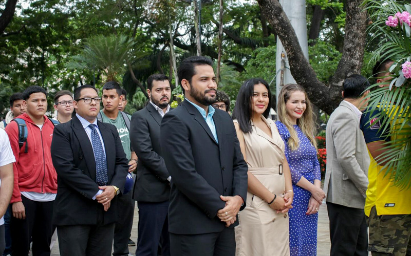 Estudiantes y docentes del ITB rinden homenaje en el Día del Escudo Nacional del Ecuador.