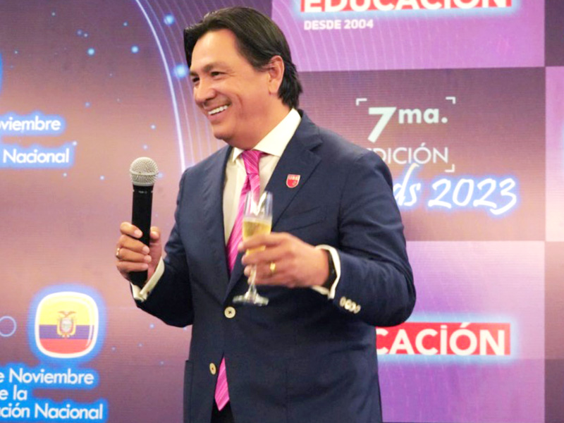 Directivos y Docentes de ITB fueron galardonados en los Premios Revista Educación. 