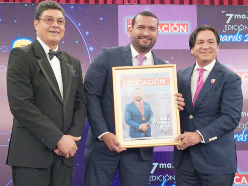 Directivos y Docentes de ITB fueron galardonados en los Premios Revista Educación. 