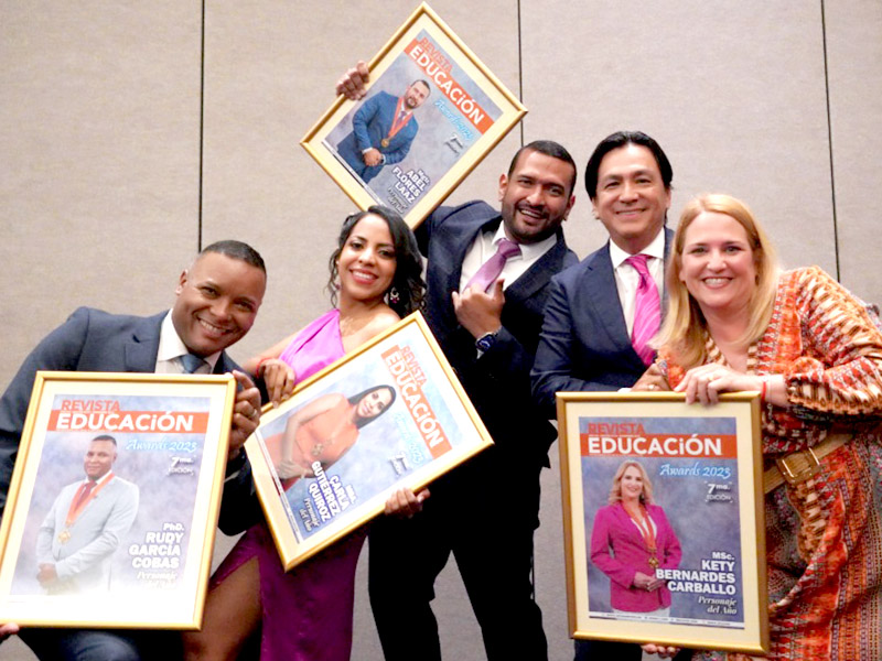Directivos y Docentes de ITB fueron galardonados en los Premios Revista Educación. 