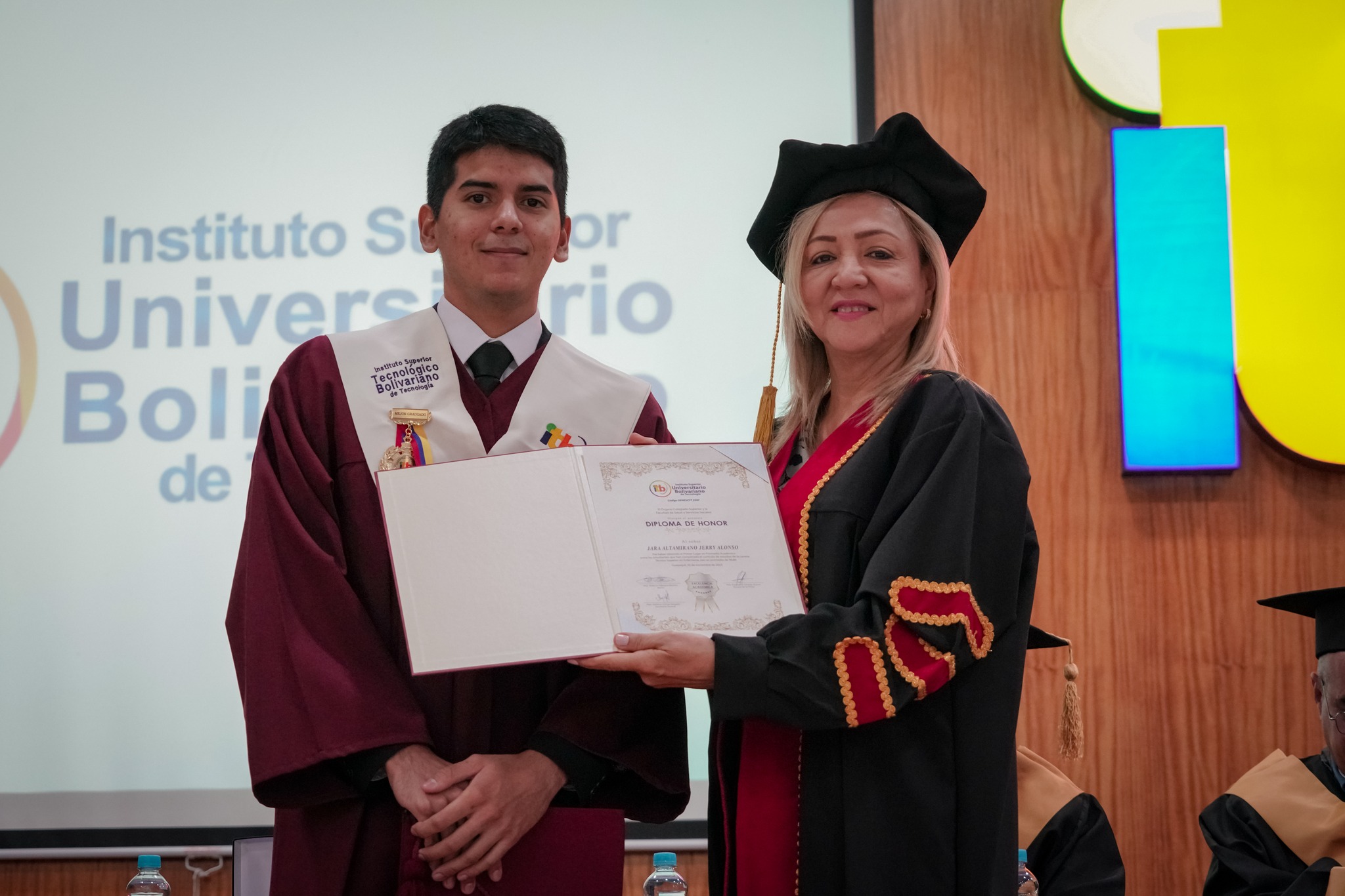  ITB celebra el éxito de 350 Graduados de FASSS 