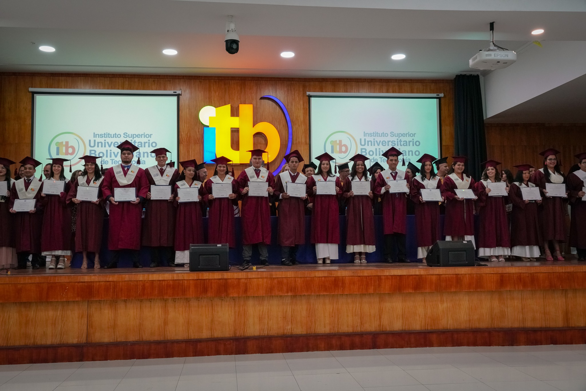  ITB celebra el éxito de 350 Graduados de FASSS 