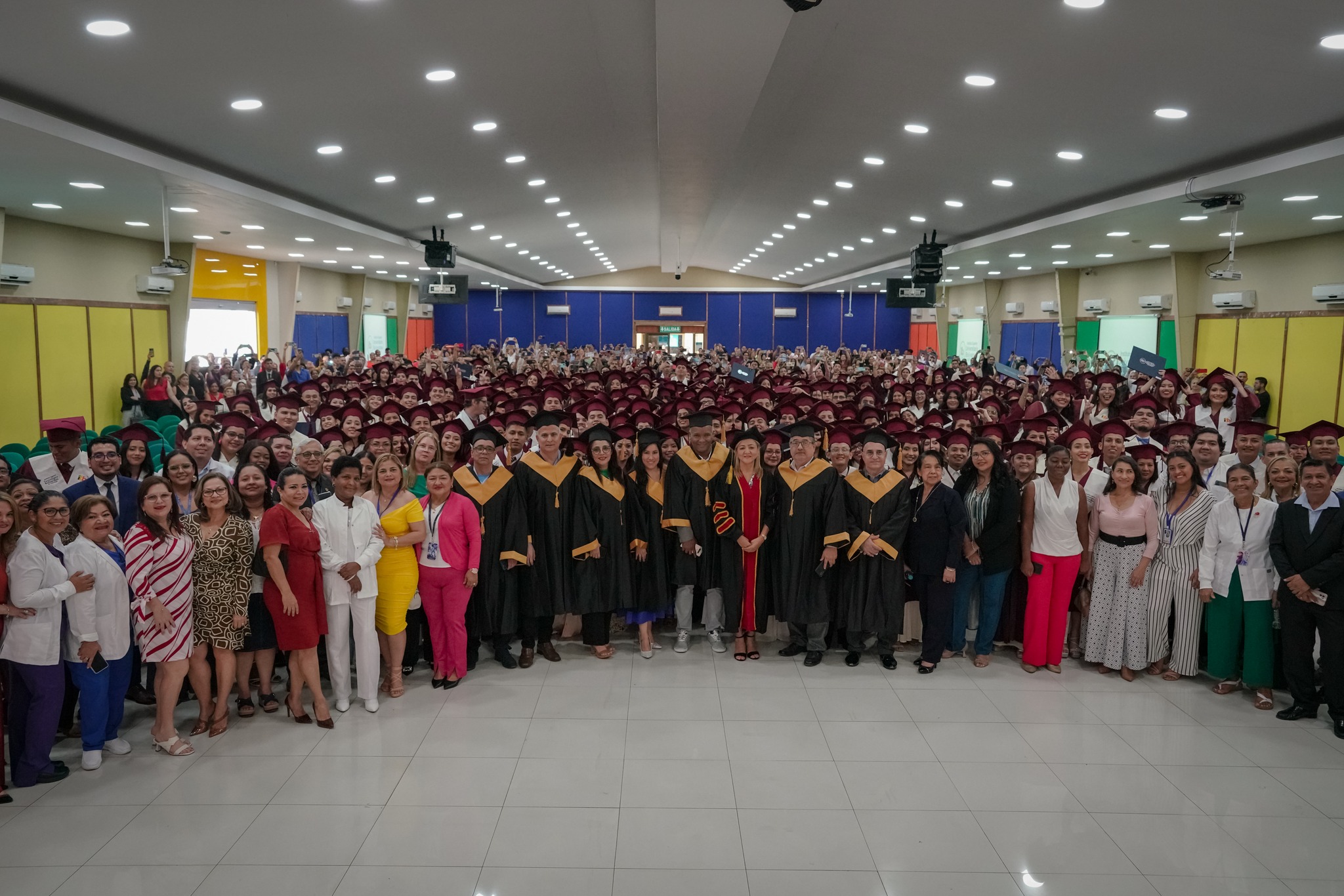  ITB celebra el éxito de 350 Graduados de FASSS 