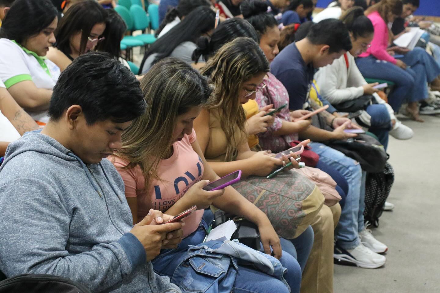 Estudiantes reciben charla educativa sobre educación financiera.