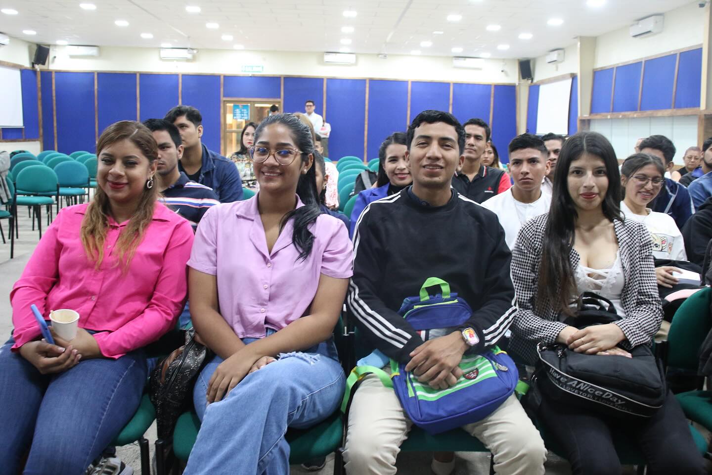 Estudiantes reciben charla educativa sobre educación financiera.