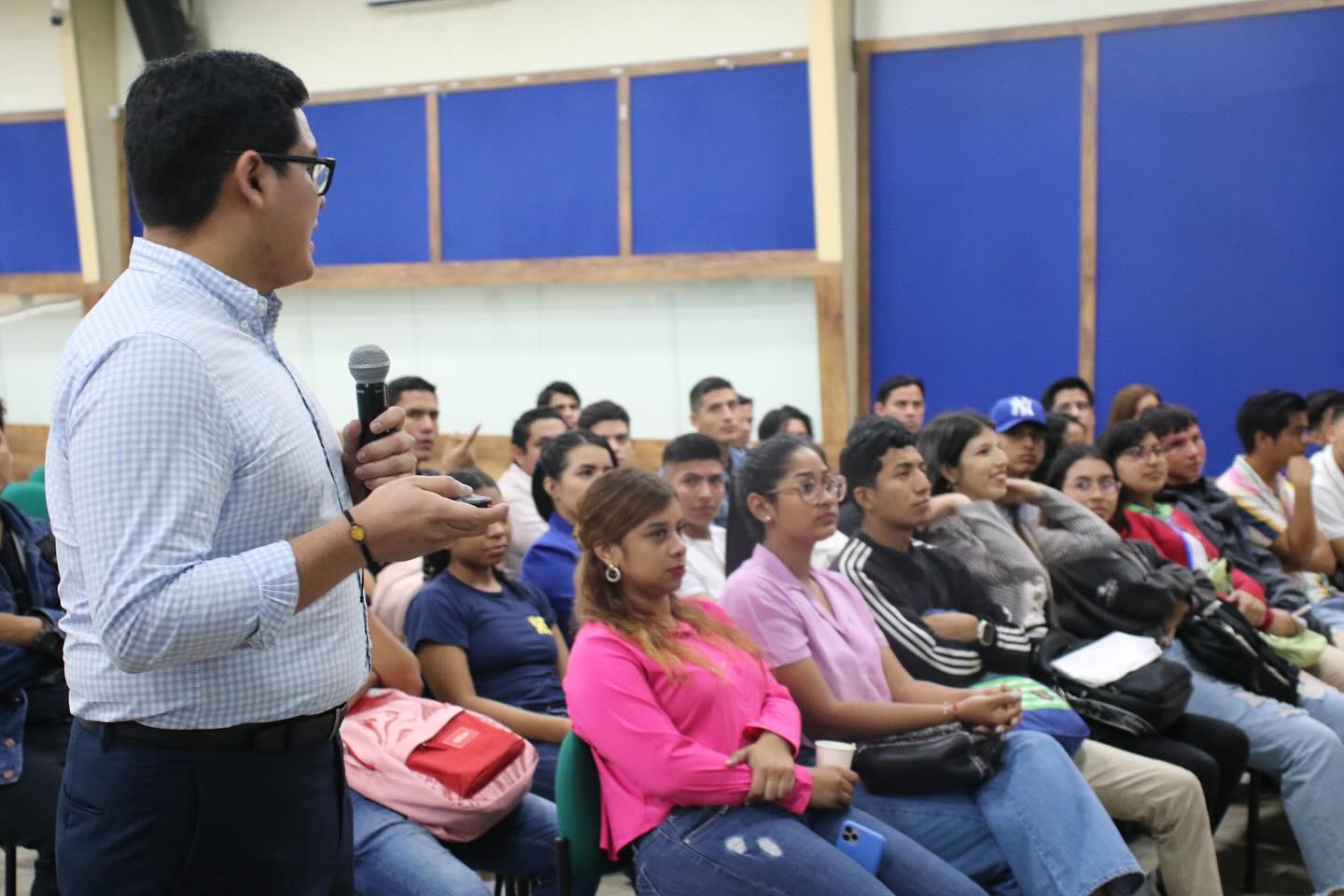 Estudiantes reciben charla educativa sobre educación financiera.