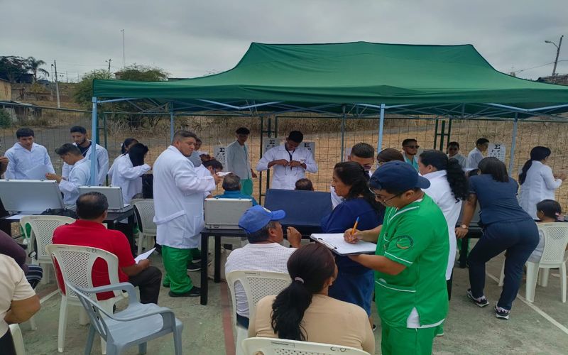 Estudiantes de Optometría aplican sus conocimientos y benefician a 300 personas.