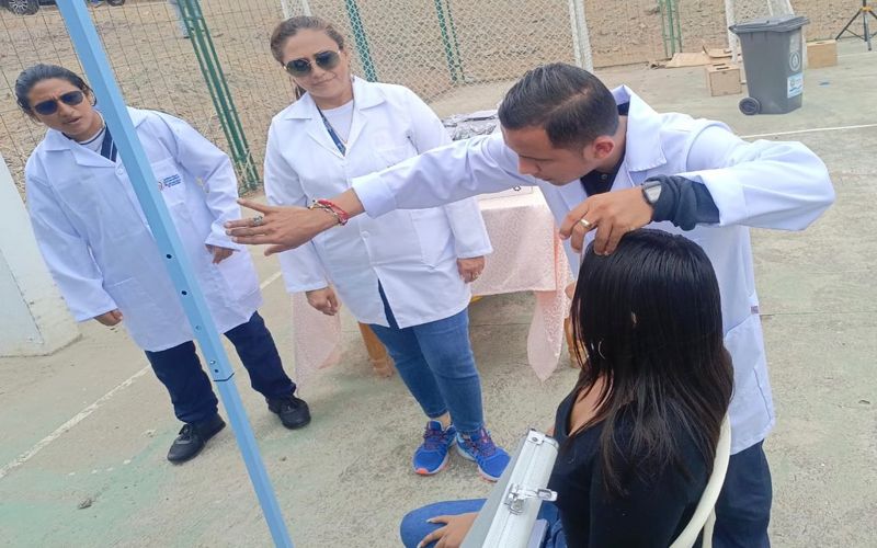 Estudiantes de Optometría aplican sus conocimientos y benefician a 300 personas.