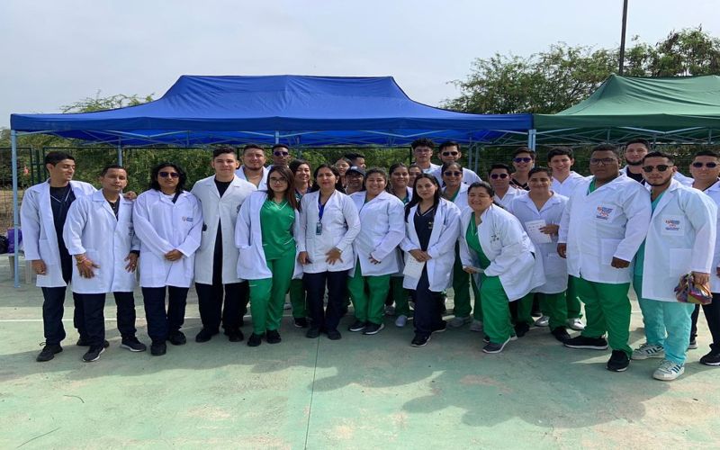 Estudiantes de Optometría aplican sus conocimientos y benefician a 300 personas.