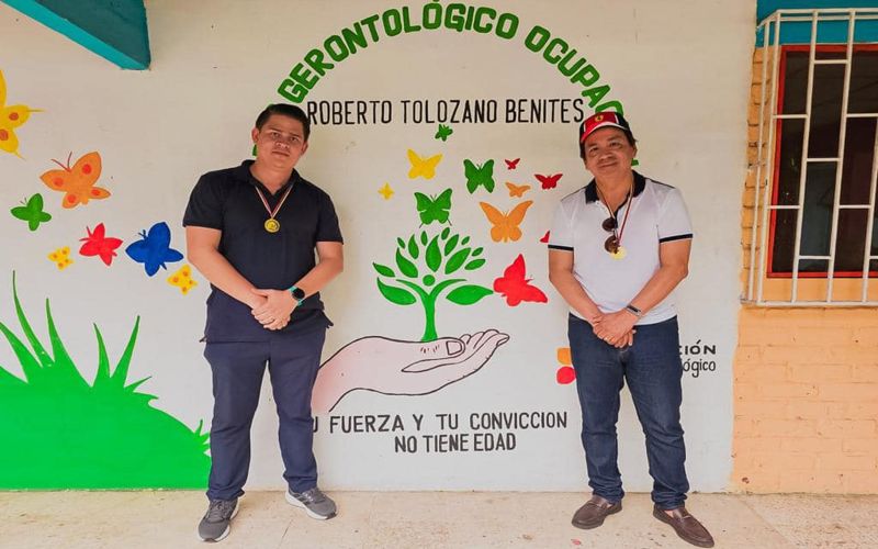 ITB entrega canastas navideñas a personas adultas mayores y con discapacidad.