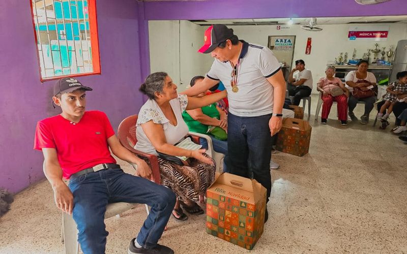 ITB entrega canastas navideñas a personas adultas mayores y con discapacidad.