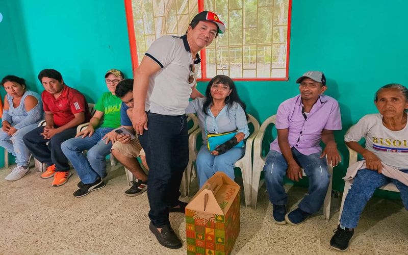 ITB entrega canastas navideñas a personas adultas mayores y con discapacidad.