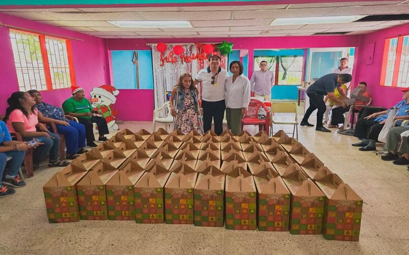 ITB entrega canastas navideñas a personas adultas mayores y con discapacidad.