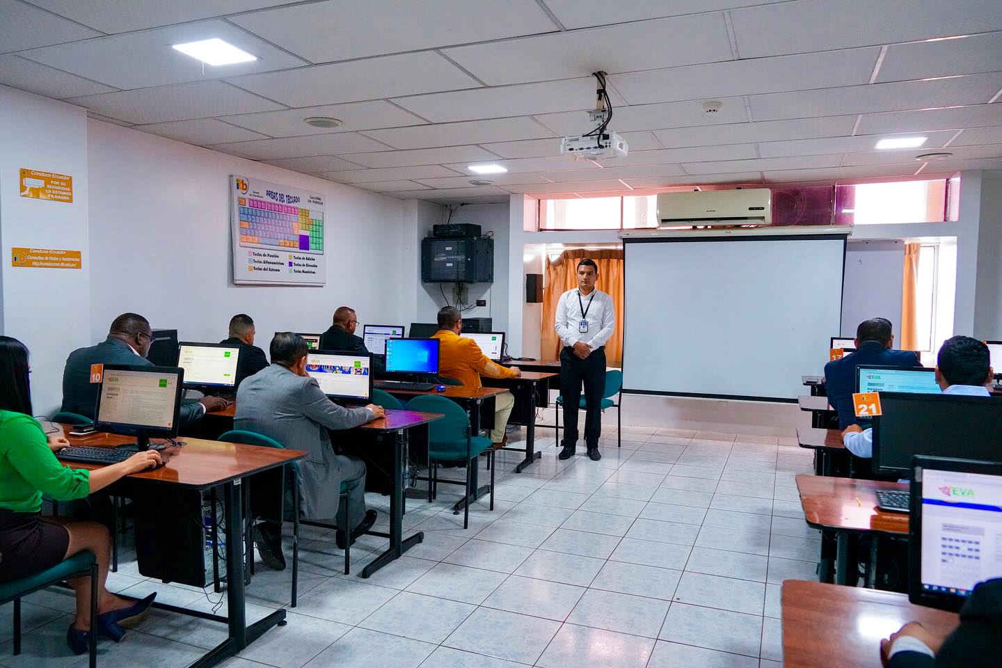 Estudiantes de Tránsito realizan examen complexivo.