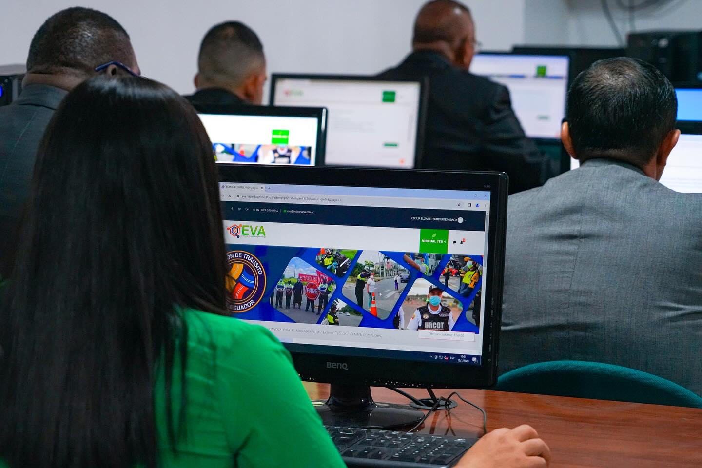 Estudiantes de Tránsito realizan examen complexivo.