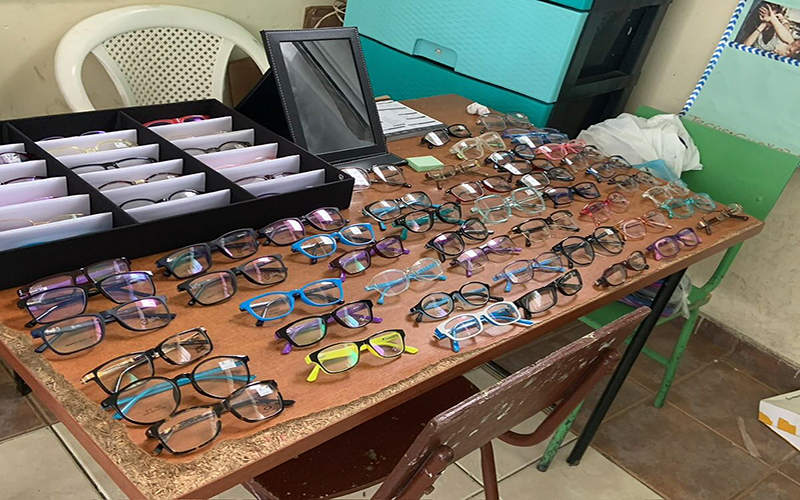 Estudiantes de ITB entregan 196 lentes para mejorar la visión de niños en Santa Elena.