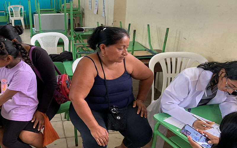 Estudiantes de ITB entregan 196 lentes para mejorar la visión de niños en Santa Elena.
