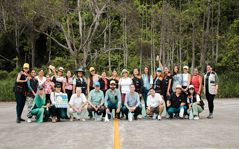  Estudiantes de la carrera de Guía Nacional de Turismo desarrollan proyecto final de sustentación.