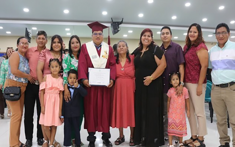 ITB incorpora a 71 nuevos profesionales En un emotivo acto de graduación realizado en el Auditorio Máster