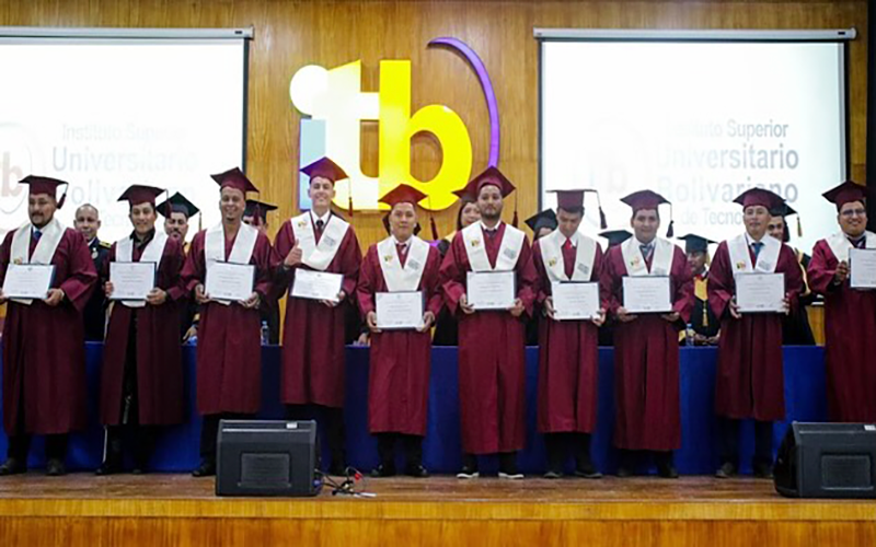 ITB incorpora a 71 nuevos profesionales En un emotivo acto de graduación realizado en el Auditorio Máster