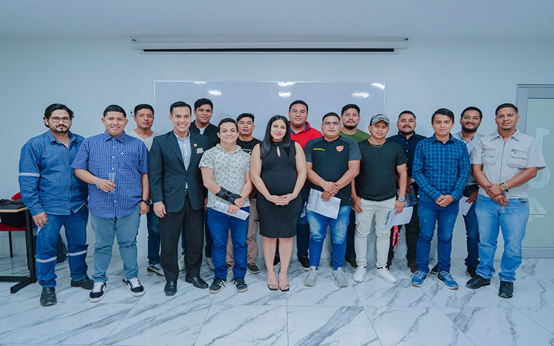  Se realizó Primer Encuentro de Graduados de Mecánica Automotriz. 
