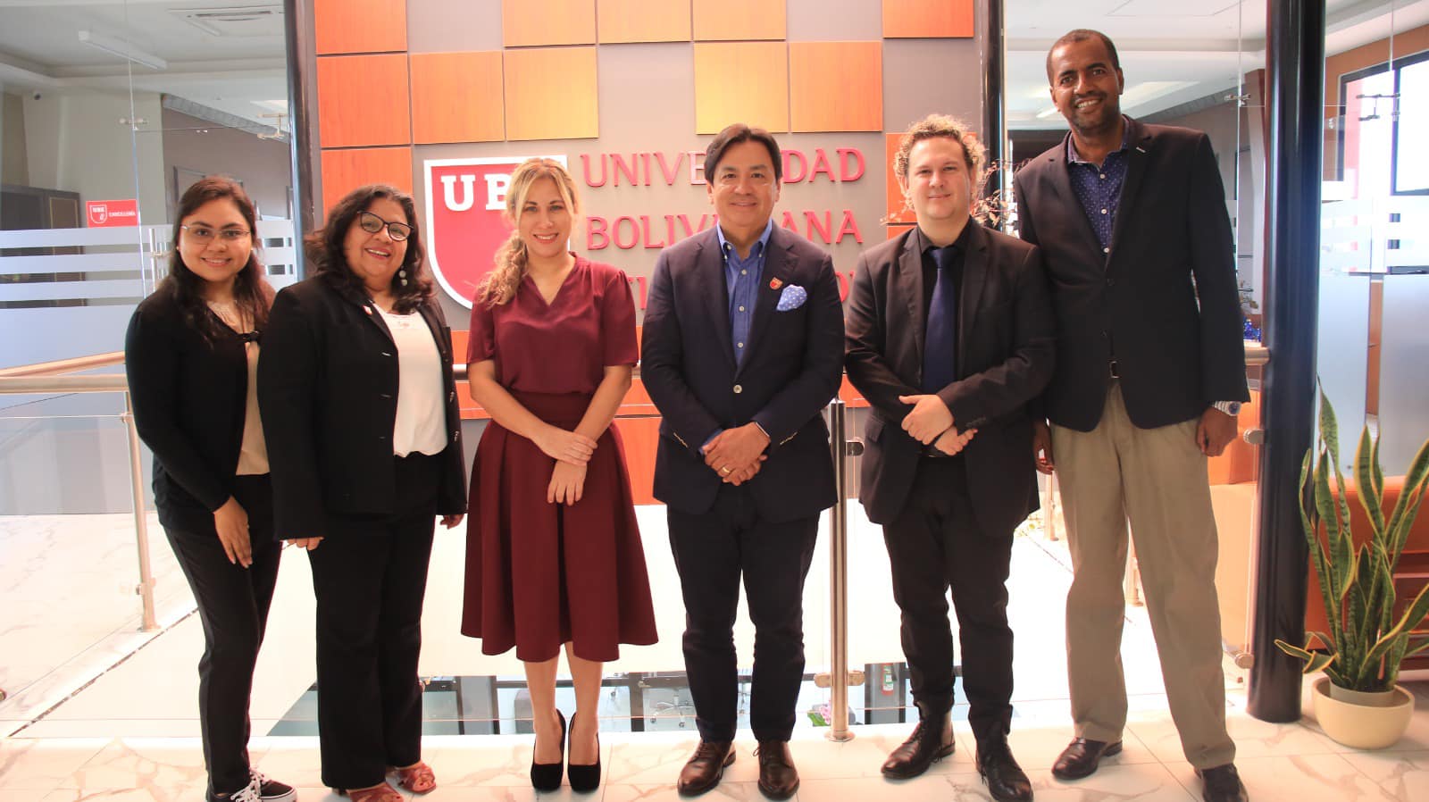 UBE y Fundación Centrus Campus firman acuerdo para promover competencia de robótica educativa.