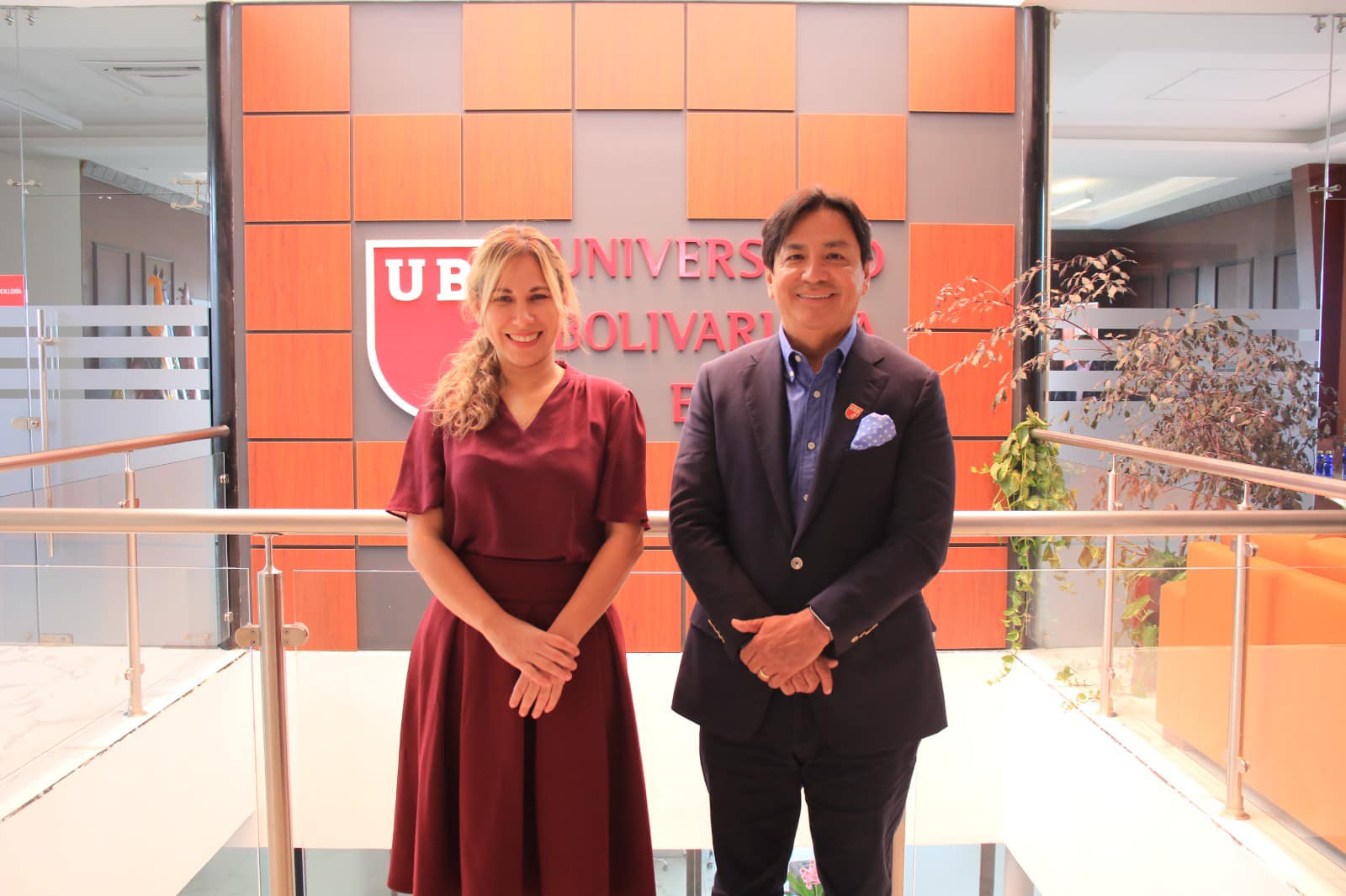 UBE y Fundación Centrus Campus firman acuerdo para promover competencia de robótica educativa.