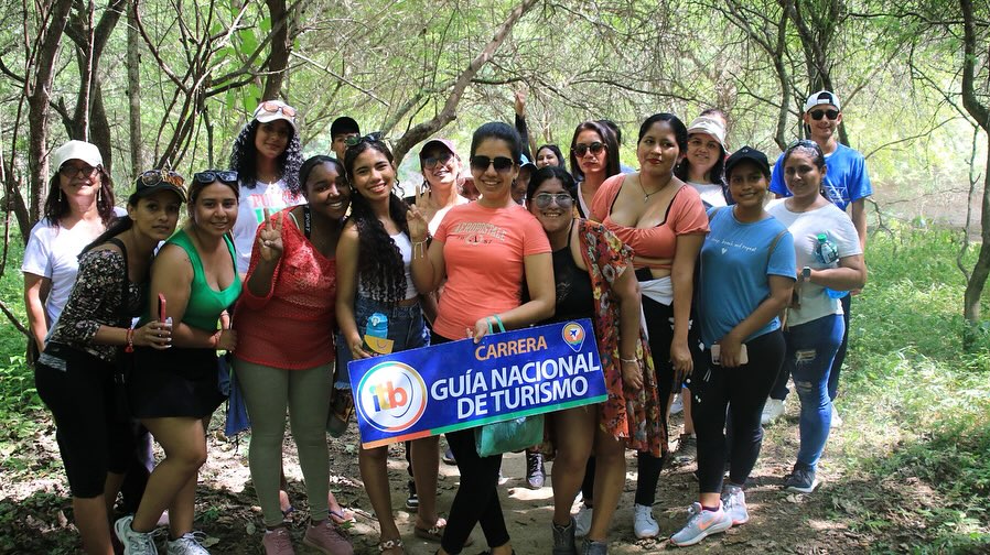  Estudiantes de Turismo mejoran sus habilidades de guianza en la comuna Agua Blanca.