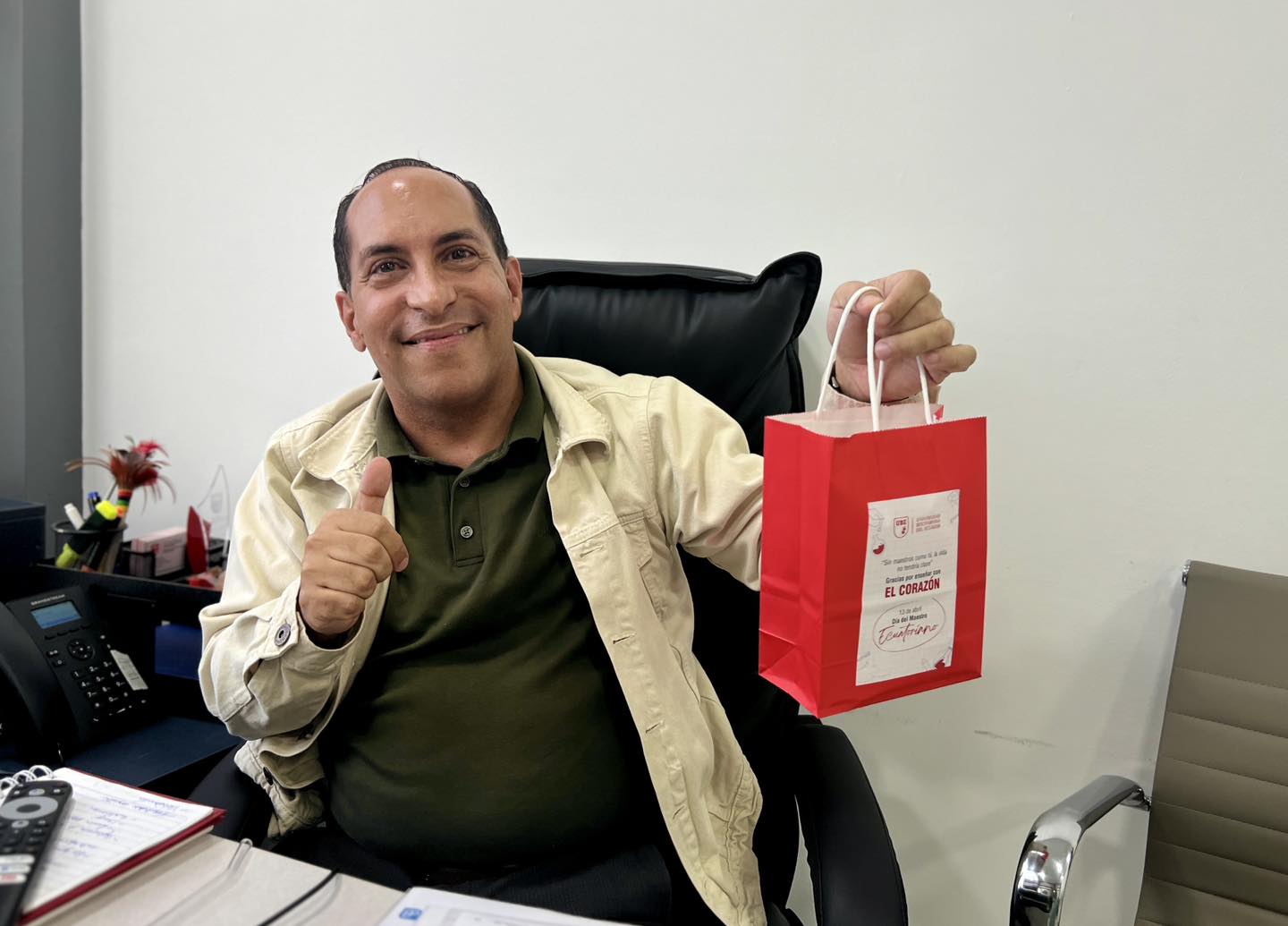 ¡En la Universidad Bolivariana del Ecuador (UBE), celebramos a nuestros maestros con todo el cariño que se merecen en su día!