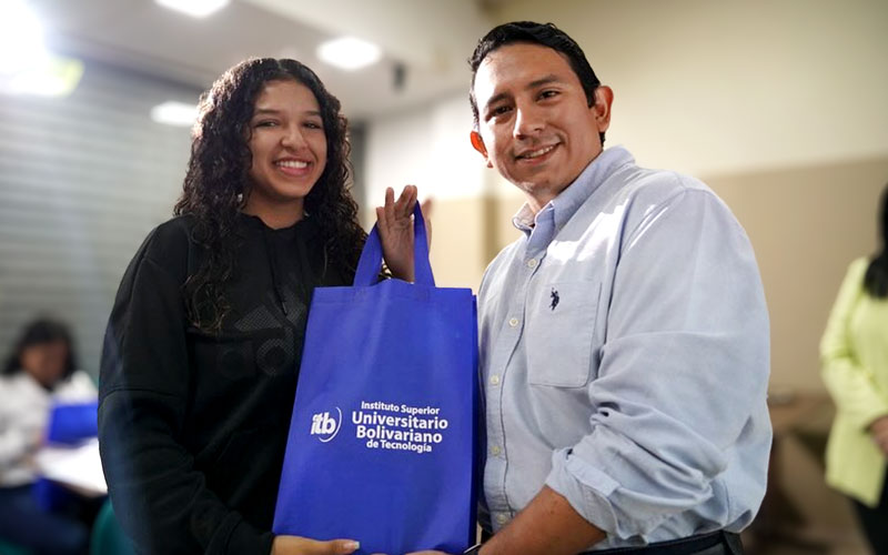 ITB conmemora el Día del Libro con entrega especial a estudiantes de Administración. 