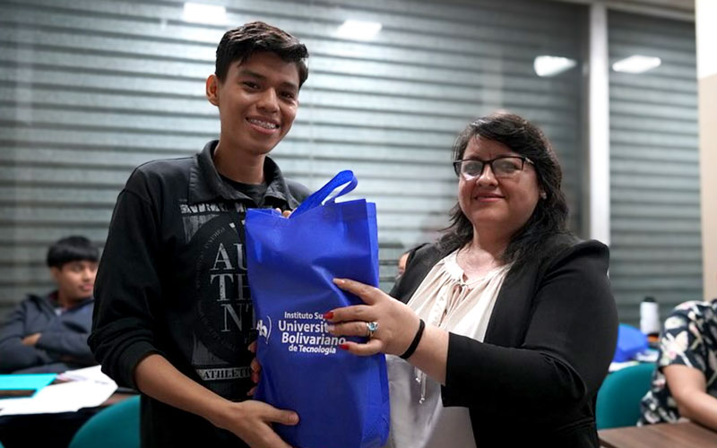 ITB conmemora el Día del Libro con entrega especial a estudiantes de Administración. 