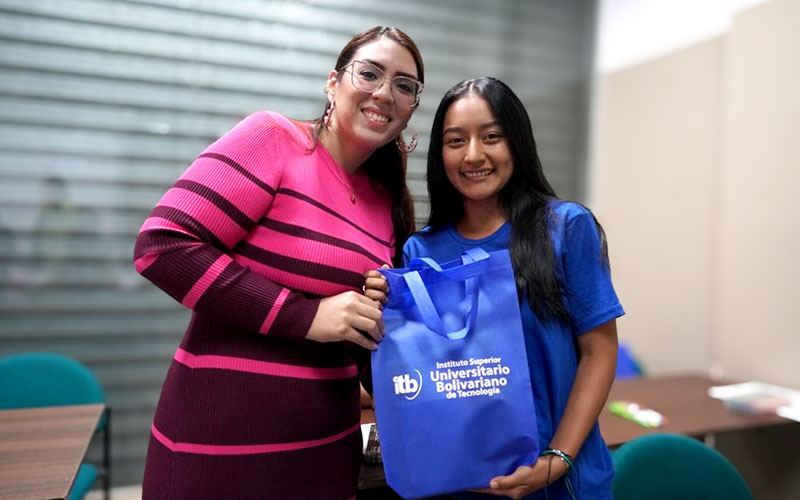 ITB conmemora el Día del Libro con entrega especial a estudiantes de Administración. 