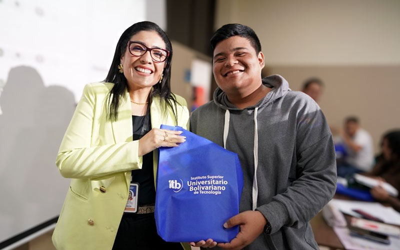 ITB conmemora el Día del Libro con entrega especial a estudiantes de Administración. 