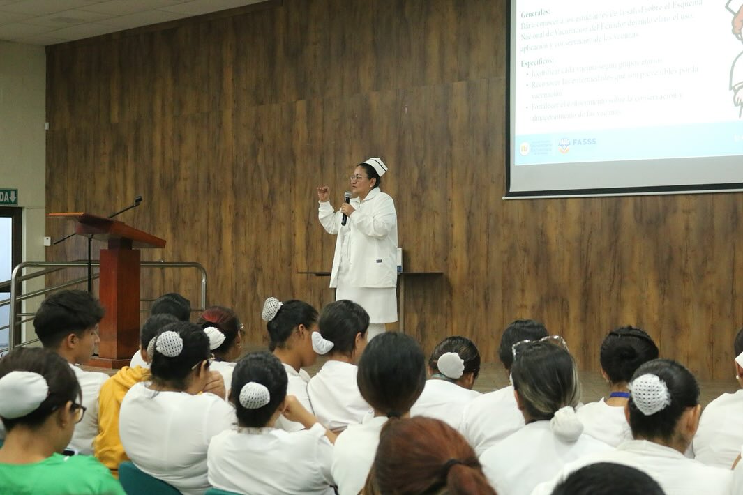 FASSS celebra la semana de vacunación con un conversatorio y una feria estudiantil