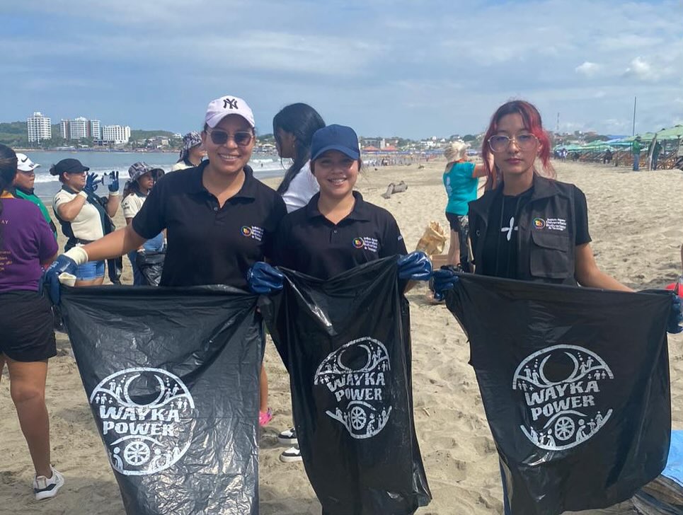 Estudiantes de Turismo hacen concientización ambiental en Playas