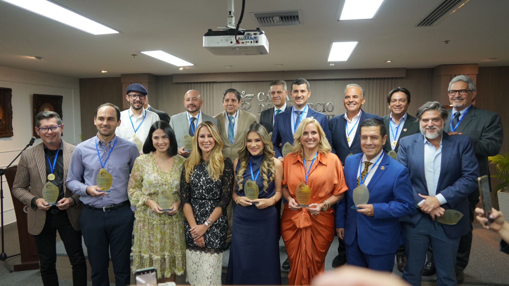 Premios SOMOS 2024 entrega galardón al Ph.D. Roberto Tolozano