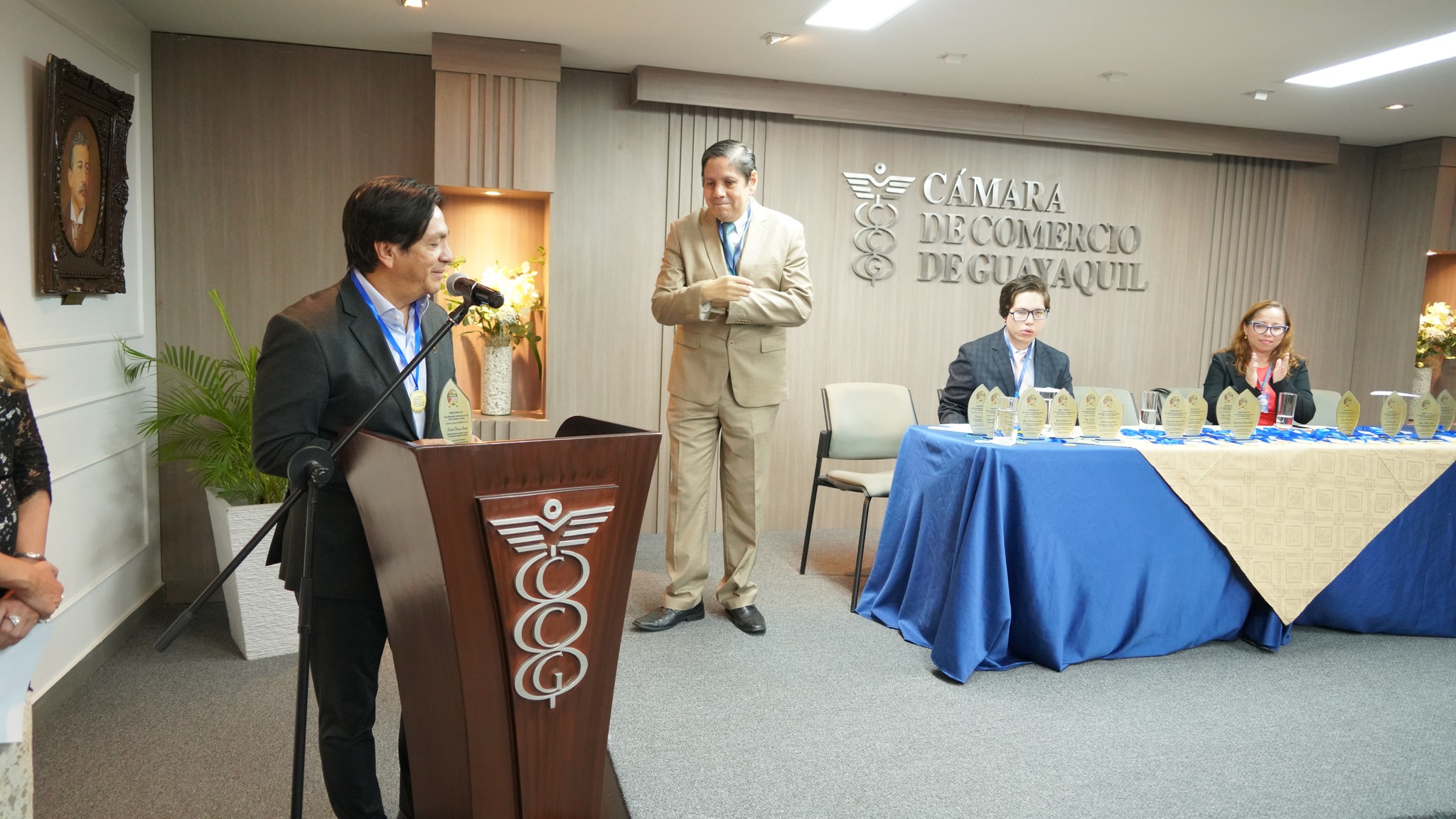 Premios SOMOS 2024 entrega galardón al Ph.D. Roberto Tolozano