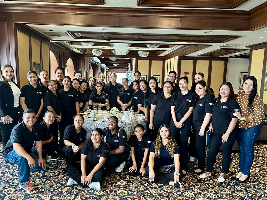 Estudiantes de Guía Nacional de Turismo realizan práctica de Protocolo en el Bankers Club