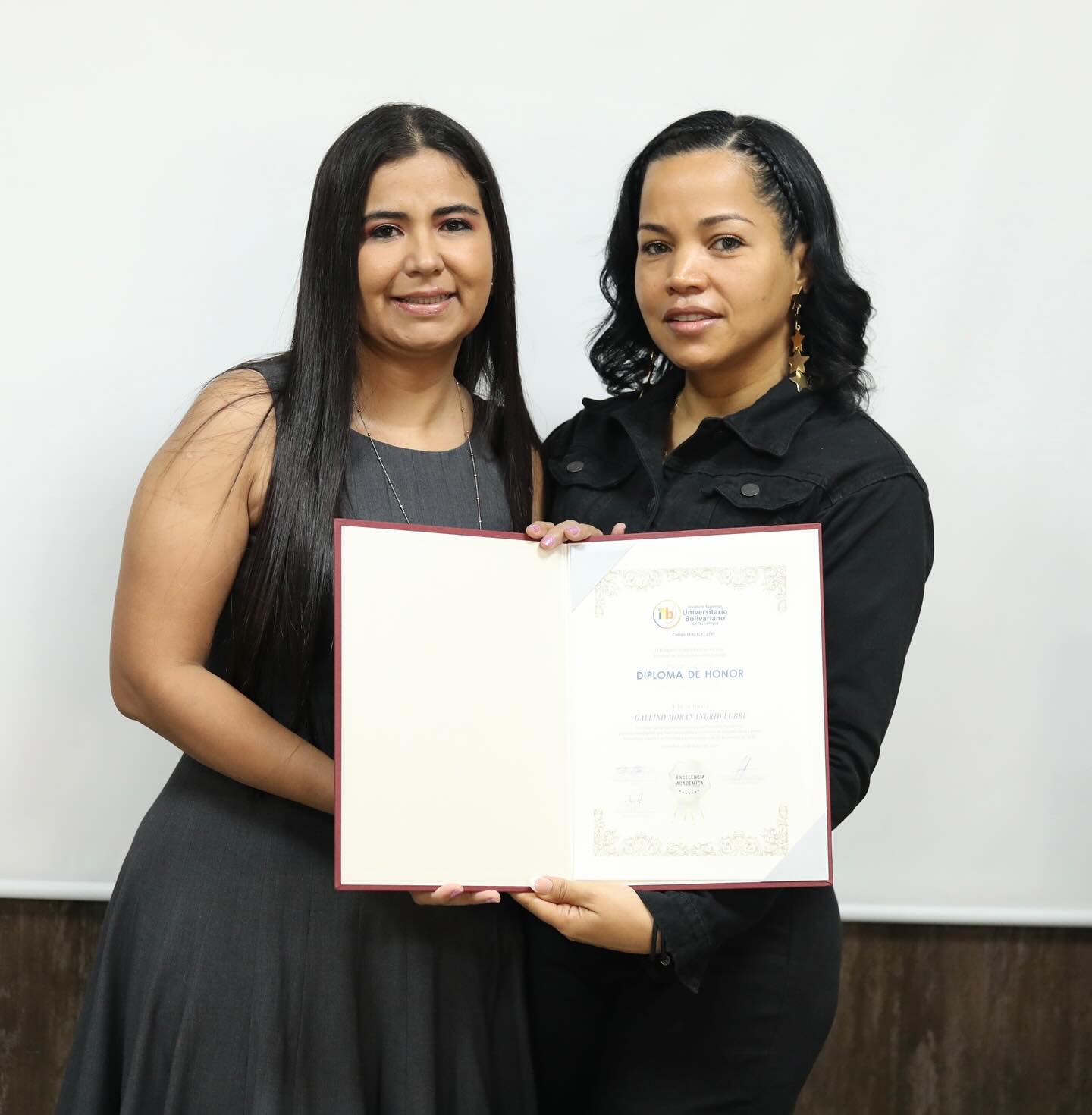 ¡La mejor alumna de Tricología y Cosmiatría fue condecorada en ITB!