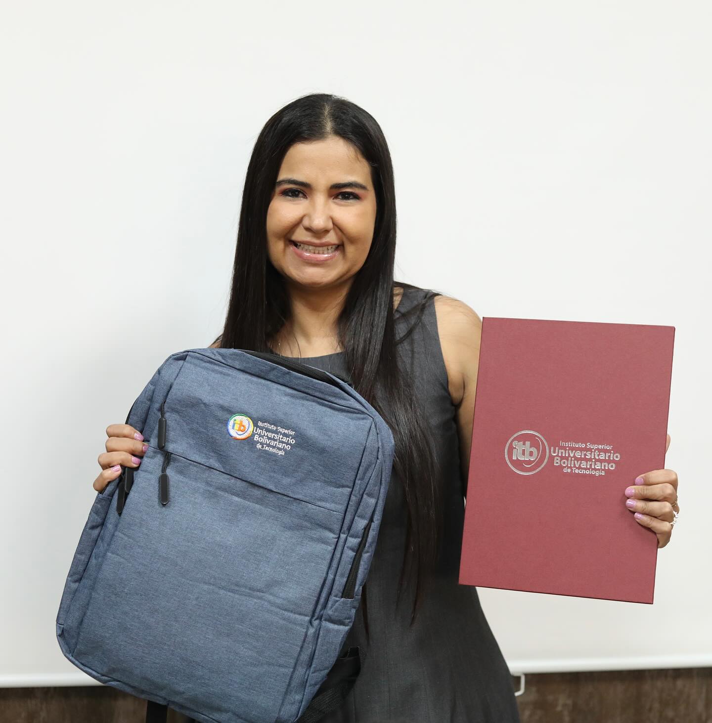 ¡La mejor alumna de Tricología y Cosmiatría fue condecorada en ITB!