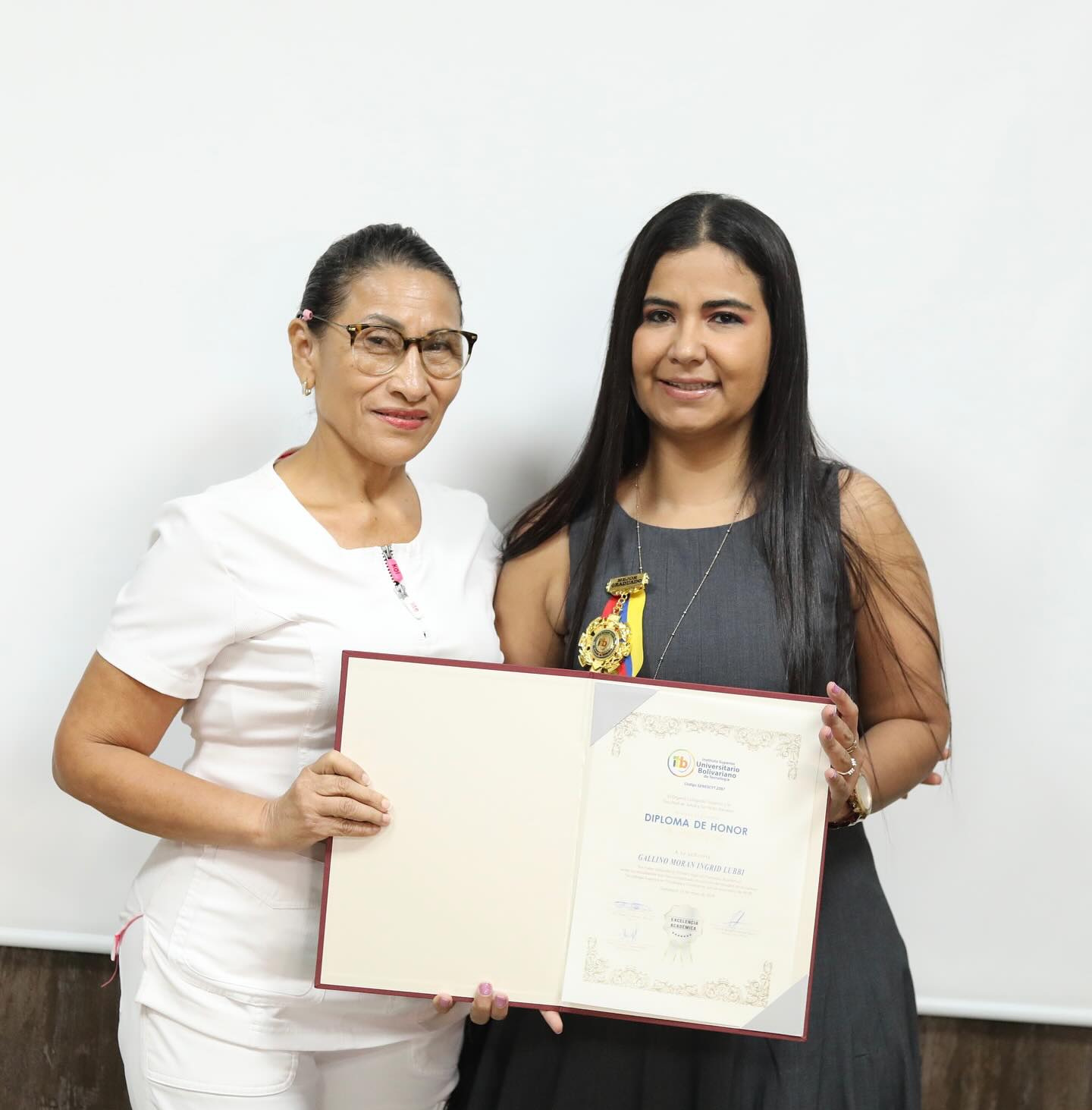 ¡La mejor alumna de Tricología y Cosmiatría fue condecorada en ITB!