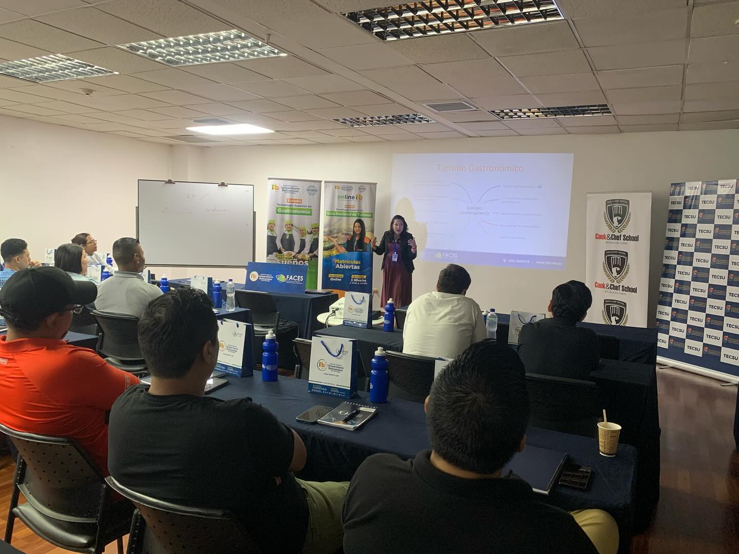 Coordinadora de la carrera de Turismo capacita a concursantes de festival Raíces 2024