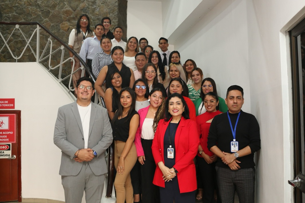 Estudiantes de Administración culminan su carrera con examen complexivo
