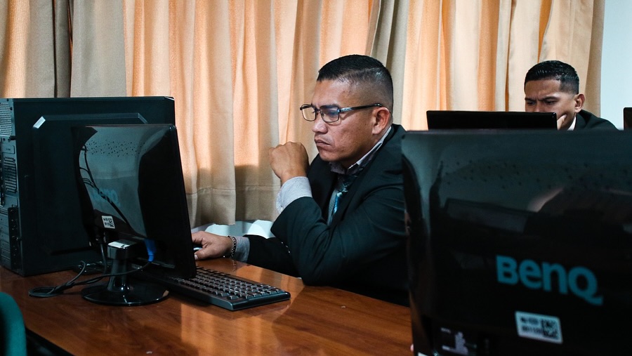 Estudiantes del grupo VT10 - A002 en Planificación y Gestión del Tránsito realizan evaluaciones finales