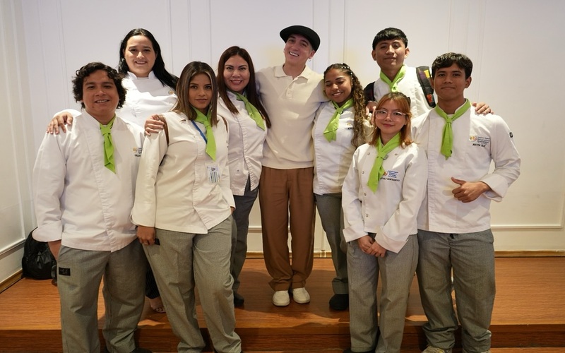 Estudiantes de Gastronomía del ITB asisten a la rueda de prensa de la Mamá de la Jama en feria Raíces 2024. 