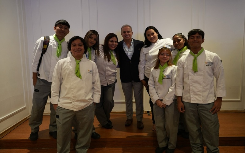 Estudiantes de Gastronomía del ITB asisten a la rueda de prensa de la Mamá de la Jama en feria Raíces 2024. 