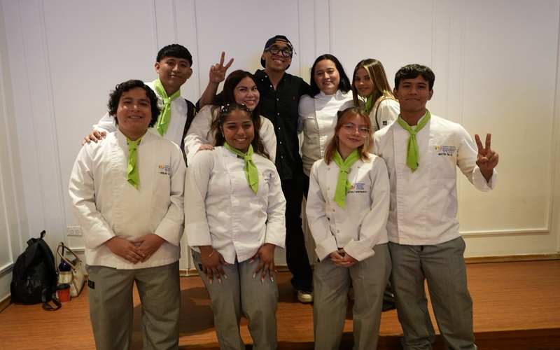 Estudiantes de Gastronomía del ITB asisten a la rueda de prensa de la Mamá de la Jama en feria Raíces 2024. 