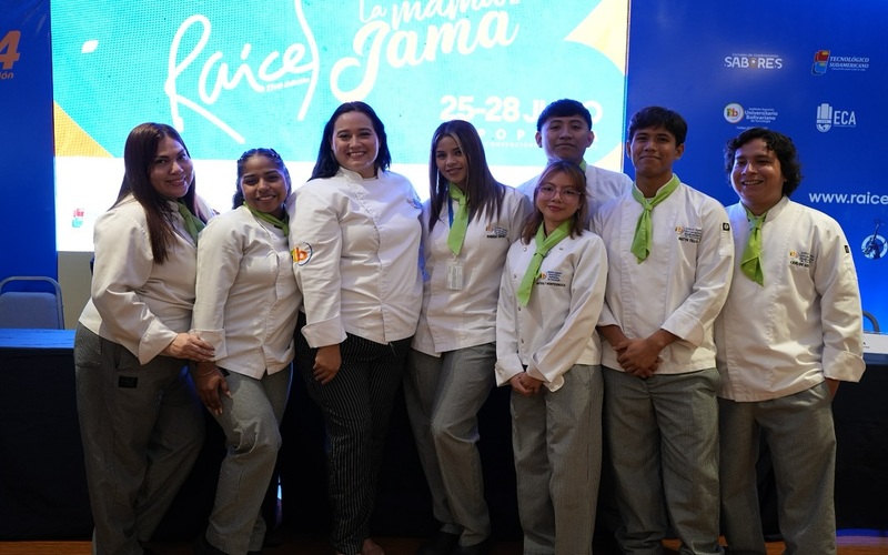 Estudiantes de Gastronomía del ITB asisten a la rueda de prensa de la Mamá de la Jama en feria Raíces 2024. 